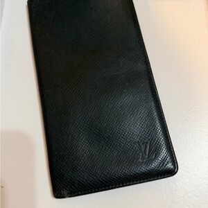 Louis Vuitton Elegant Leather Wallet